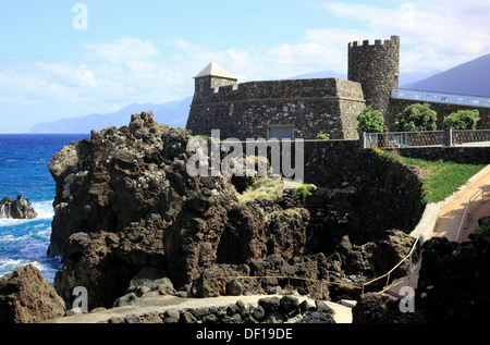 Piccolo Forte Sao Joao Baptista da Madeira ora Aquario, paesaggio di rocce, Porto Moniz sulla costa nord ovest dell'isola di reso Foto Stock