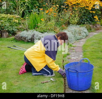 Donna di giardinaggio. Foto Stock