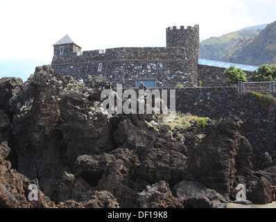 Piccolo Forte Sao Joao Baptista da Madeira ora Aquario, paesaggio di rocce, Porto Moniz sulla costa nord ovest dell'isola di reso Foto Stock