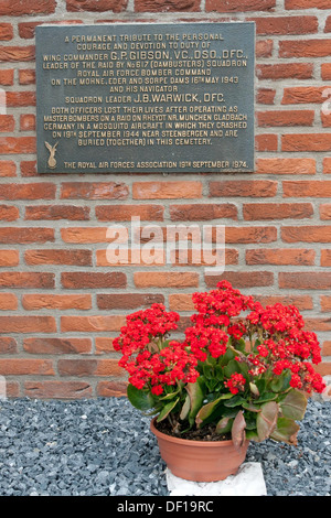 Lapide a Steenbergen cimitero commemorativo Wing Commander Guy Gibson VC e il suo navigatore che vi sono sepolti. Foto Stock