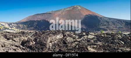 La lava aa con blocchi di o pahoehoe ropy lava nella parte anteriore del Montana Ortiz, formata nella storica eruzione 1730-36 a Lanzarote Foto Stock