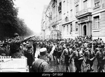 L'immagine della Propaganda nazista! Mostra Adolf Hitler (l) in occasione del grande Gautag (Gau Day) dei Socialisti nazionali a Monaco di Baviera, Germania, 3 luglio 1932. Fotoarchiv für Zeitgeschichte Foto Stock