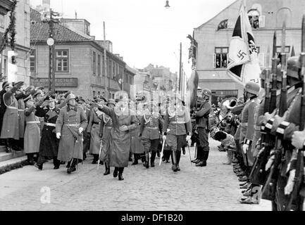 Il cancelliere del Reich Adolf Hitler passa davanti ad una compagnia onoraria a Memel (oggi: Klaipeda/Lituania) in occasione della consegna del Paese Memel da parte del governo lituano, il 23 marzo 1939. A sinistra in uniforme nera, l'ammiraglio Erich Raeder. Fotoarchiv für Zeitgeschichte Foto Stock