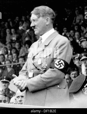 L'immagine della Propaganda nazista! Mostra Adolf Hitler con una fascia da braccio Swastika in occasione di un evento pubblico. Data e luogo sconosciuti. Fotoarchiv für Zeitgeschichte Foto Stock