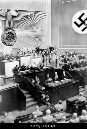 L'immagine della Propaganda nazista! Mostra il cancelliere del Reich Adolf Hitler che ha tenuto un discorso al Teatro dell'Opera di Kroll a Berlino (Germania), 18 marzo 1938. Il discorso ha affrontato, tra gli altri temi, l'annessione dell'Austria da parte del Reich tedesco. A destra, il governo austriaco guidato da Arthur Seyß-Inquart è raffigurato, a sinistra, il governo tedesco del Reich. Fotoarchiv für Zeitgeschichte Foto Stock