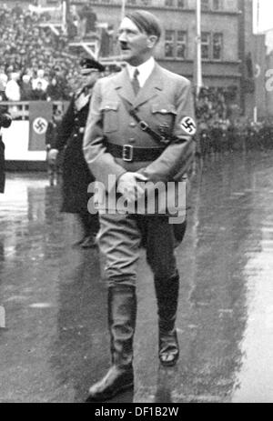 L'immagine della Propaganda nazista! Mostra che Adolf Hitler è stato accolto in una cerimonia celebrativa della popolazione di Saarbrücken, in Germania, in occasione della consegna del Saargebiet al Reich tedesco, che fino ad allora era amministrato dalla Lega delle Nazioni. Fotoarchiv für Zeitgeschichte Foto Stock