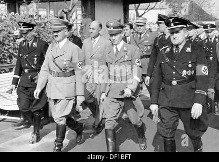 L'immagine della Propaganda nazista! Mostra Adolf Hitler durante la sua visita alla mostra 'Schaffendes Volk' (produzione Folk) a Düsseldorf, Germania, nell'ottobre 1937. A sua destra, galleiter di Düsseldorf Friedrich Karl Florian. Behin Hitler: Ispettore generale per le strade tedesche Fritz Todt. Fotoarchiv für Zeitgeschichte Foto Stock