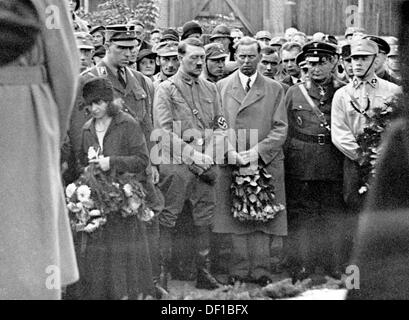 L'immagine della Propaganda nazista! Mostra Adolf Hitler al funerale di Herbert Gatschke, membro della SA, ucciso in una lotta con un 'Häuserschutzstaffel' comunista (corpo di difesa della casa), a Luisenfriedhof a Berlino, Germania, il 3 settembre 1932. A destra di Hitler: Julius Schaub (coadiuvante personale di Hitler), il Gauleiter Hermann Göring. A sinistra di Hitler: Berlin SA senior group leader Wolf Heinrich Graf von Helldorf. Fotoarchiv für Zeitgeschichte Foto Stock