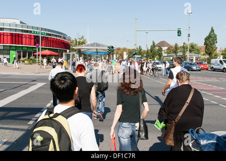 Pedoni che attraversano la strada a Berlino, Germania Foto Stock