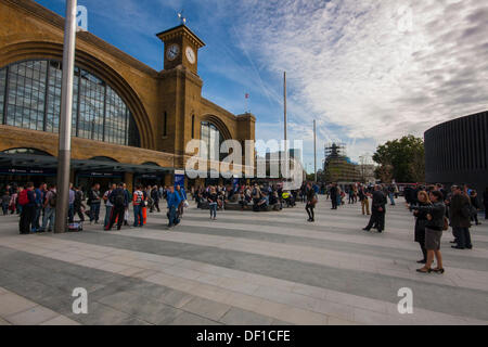 Londra, Regno Unito. 26 Sep, 2013. Un nuovo spazio pubblico, Kings Cross Square dopo la stazione di £550m rinnovo. Credito: Paolo Davey/Alamy Live News Foto Stock