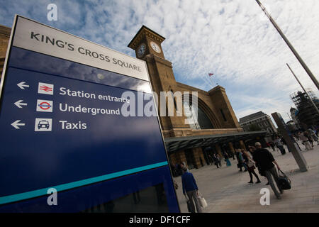 Londra, Regno Unito. 26 Sep, 2013. Kings Cross Square dopo la stazione di £550m rinnovo. Credito: Paolo Davey/Alamy Live News Foto Stock