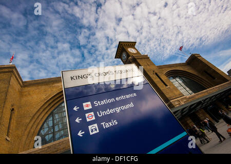 Londra, Regno Unito. 26 Sep, 2013. Kings Cross Square dopo la stazione di £550m rinnovo. Credito: Paolo Davey/Alamy Live News Foto Stock