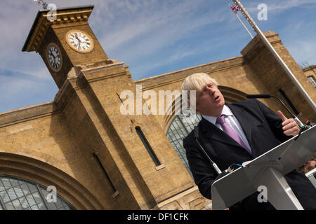 Londra, Regno Unito. 26 Sep, 2013. Il sindaco di Londra Boris Johnson affronta la folla all apertura ufficiale di Kings Cross Square dopo la stazione di £550m rinnovo. Credito: Paolo Davey/Alamy Live News Foto Stock