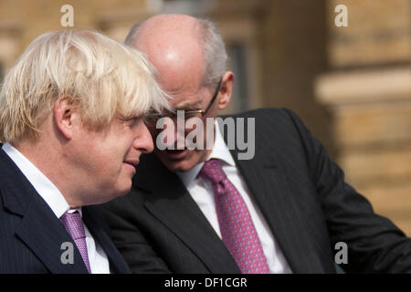 Londra, Regno Unito. 26 Sep, 2013. Il sindaco di Londra Boris Johnson e la guida della rete Chief Executive di Sir David Higgins all apertura ufficiale di Kings Cross Square dopo la stazione di £550m rinnovo. Credito: Paolo Davey/Alamy Live News Foto Stock