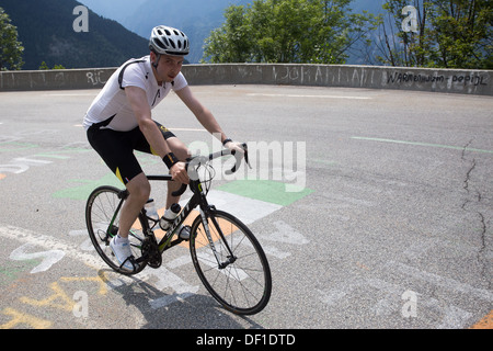 Ciclista in sella determinata barriera stradale pedalando Foto Stock