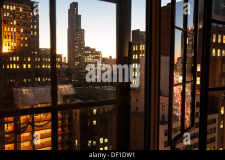 Una finestra vista di Manhattan al crepuscolo, NYC Foto Stock