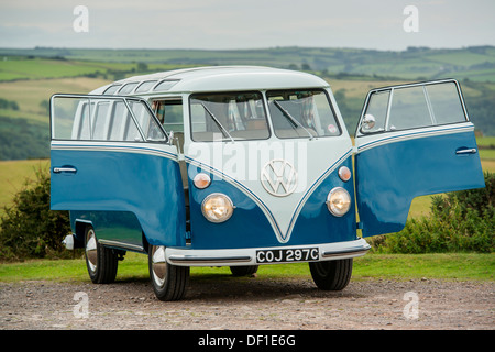 Un classico VW 1965 originale British RHD 21 caravette finestra camper raffigurato nella campagna, Devon, Regno Unito Foto Stock