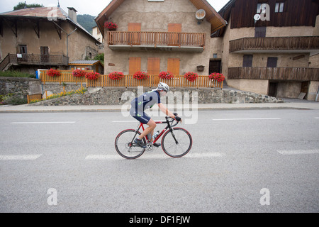 Ciclista in sella determinata barriera stradale pedalando Foto Stock