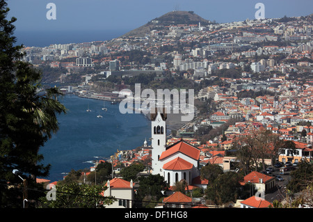 Madeira, Funchal, si affaccia sulla città e sul porto Foto Stock