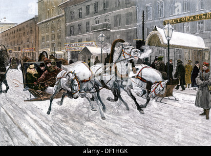 Troika russo su una strada innevata a San Pietroburgo, Russia, 1880. Colorate a mano la xilografia Foto Stock