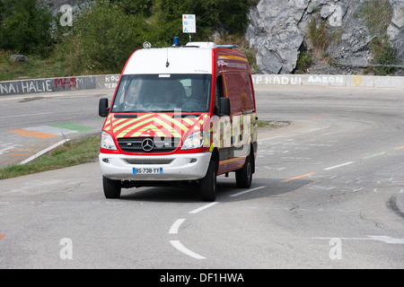 Ambulanza barriera stradale stretta curva di roccia Foto Stock