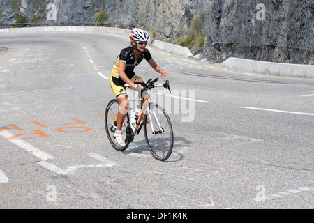 Ciclista in sella determinata barriera stradale pedalando Foto Stock