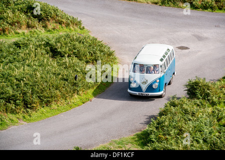 Classic VW 1965 originale British RHD 21 caravette finestra camper che viaggiano intorno alla campagna, Devon, Regno Unito Foto Stock