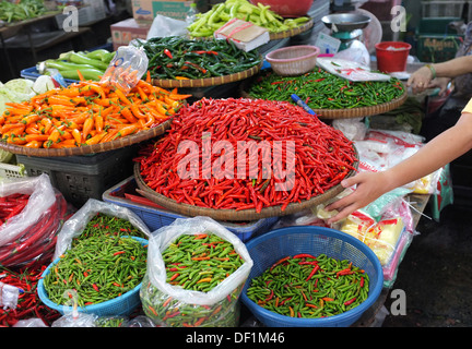 Diversi tipi di peperoncini tailandesi per la vendita al mercato in Bangkok Foto Stock