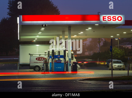 Tesco/distributore Esso, Nord Est Inghilterra Foto Stock