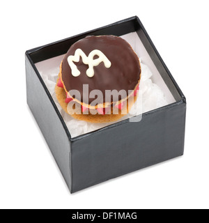 Amaretto torta boutique in confezione regalo e allentato. Foto Stock