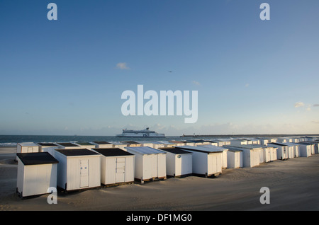 P&O Traghetto in uscita dal porto di Calais dalla spiaggia di Calais Foto Stock