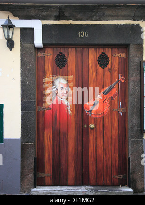 Madeira, Funchal, porte dipinte nella città vecchia, l'arte di porte aperte in via di Santa Maria Foto Stock