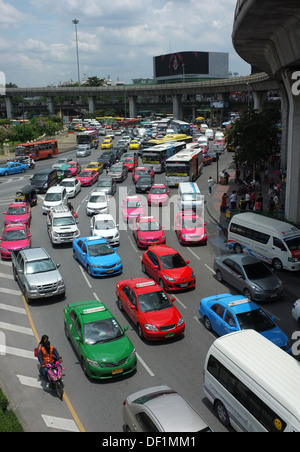 Inceppamento del traffico presso il Monumento della Vittoria a Bangkok Foto Stock