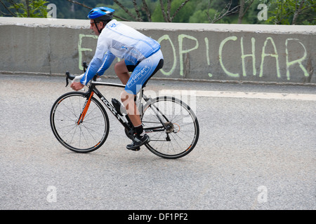 Ciclista in sella determinata barriera stradale pedalando Foto Stock