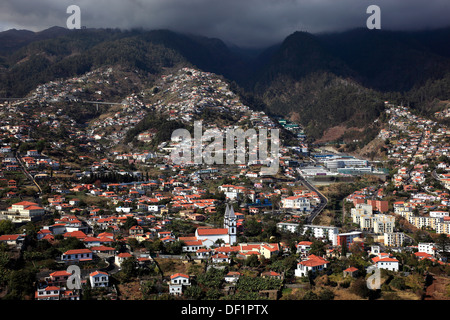 Madeira, Funchal, Madeira-west, che domina la città dalla Martinho Funchal e il mare Foto Stock