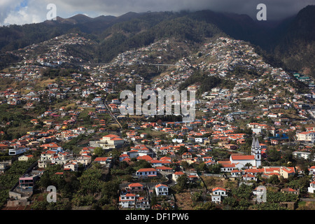 Madeira, Funchal, Madeira-west, che domina la città dalla Martinho Funchal e il mare Foto Stock