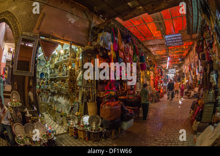 I negozi per la vendita di borse in pelle e di argenteria su un vicoletto ciottoli nel souk di Marrakech, Marocco Foto Stock