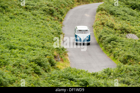 Classic VW 1965 originale British RHD 21 caravette finestra camper che viaggiano intorno alla campagna, Devon, Regno Unito Foto Stock