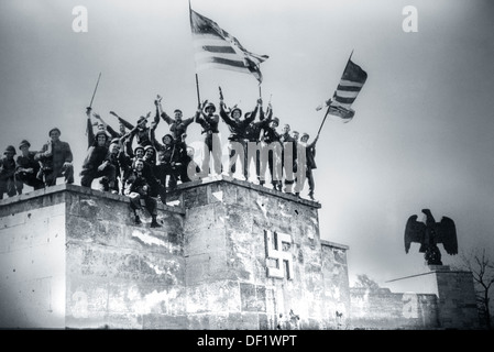 Foto di soldati americani sulla sommità del Rally nazista parete motivi celebrando la professione, Norimberga, Germania Foto Stock