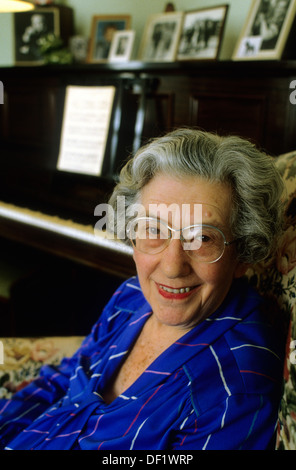 EVA Hart, Titanic sopravvissuto fotografato a casa sua a Chadwell Heath, Romford, Essex nel 1985. Scannerizzato nel 2013.Hart aveva sette anni quando lei e i suoi genitori salirono sul Titanic come passeggeri di seconda classe il 10 aprile 1912 a Southampton, Inghilterra. Originariamente erano stati prenotati su una nave chiamata Philadelphia, ma lo sciopero del carbone a Southampton che la primavera lo ha tenuto dalla vela e molti dei suoi passeggeri sono stati trasferiti al Titanic. Foto Stock