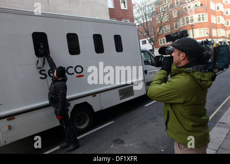 Stampa britannica ai fotografi di scattare fotografie di una prigione van come fondatore di Wikileaks Julian Assange dovrebbe arrivare a Magist Foto Stock