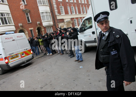 Stampa britannica ai fotografi di scattare fotografie di una prigione van come fondatore di Wikileaks Julian Assange dovrebbe arrivare a Magist Foto Stock