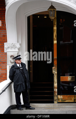 La polizia guardia al di fuori dell'Ambasciata ecuadoriana dove Wikileaks fondatore Julian Assange ha chiesto asilo politico a Londra, Foto Stock