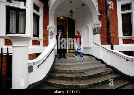 La polizia guardia al di fuori dell'Ambasciata ecuadoriana dove Wikileaks fondatore Julian Assange ha chiesto asilo politico a Londra, Foto Stock