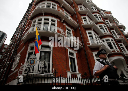 La polizia guardia al di fuori dell'Ambasciata ecuadoriana dove Wikileaks fondatore Julian Assange ha chiesto asilo politico a Londra, Foto Stock