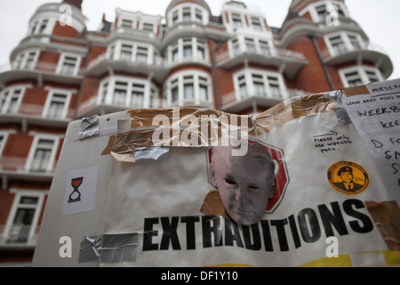 La polizia guardia al di fuori dell'Ambasciata ecuadoriana dove Wikileaks fondatore Julian Assange ha chiesto asilo politico a Londra, Foto Stock