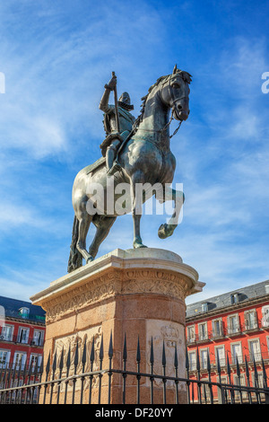 Il monumento del re Filippo III su Plaza Mayor di Madrid in Spagna Foto Stock