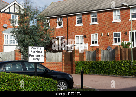 Parcheggio privato residenti solo segno sul parcheggio accanto alle case. Foto Stock