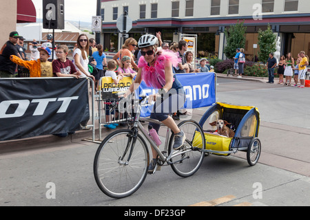 Ciclista in costume prendendo parte alla carità annuale gara ciclistica, Grand Junction, Colorado, STATI UNITI D'AMERICA Foto Stock