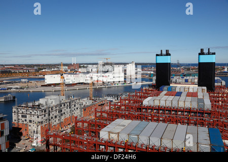 Vista della Città delle Nazioni Unite nel porto di Copenaghen dietro imbuti, contenitori e strutture di alloggiamento sul Triple-e maestoso Maersk Foto Stock